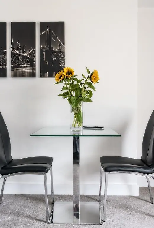 The Famous Apartments By Servicedlets Cheltenham