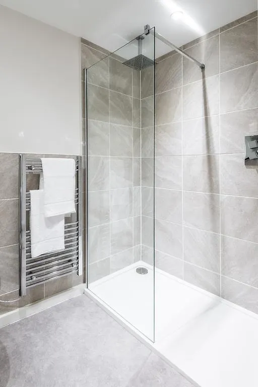 The Famous Apartments By Servicedlets Cheltenham