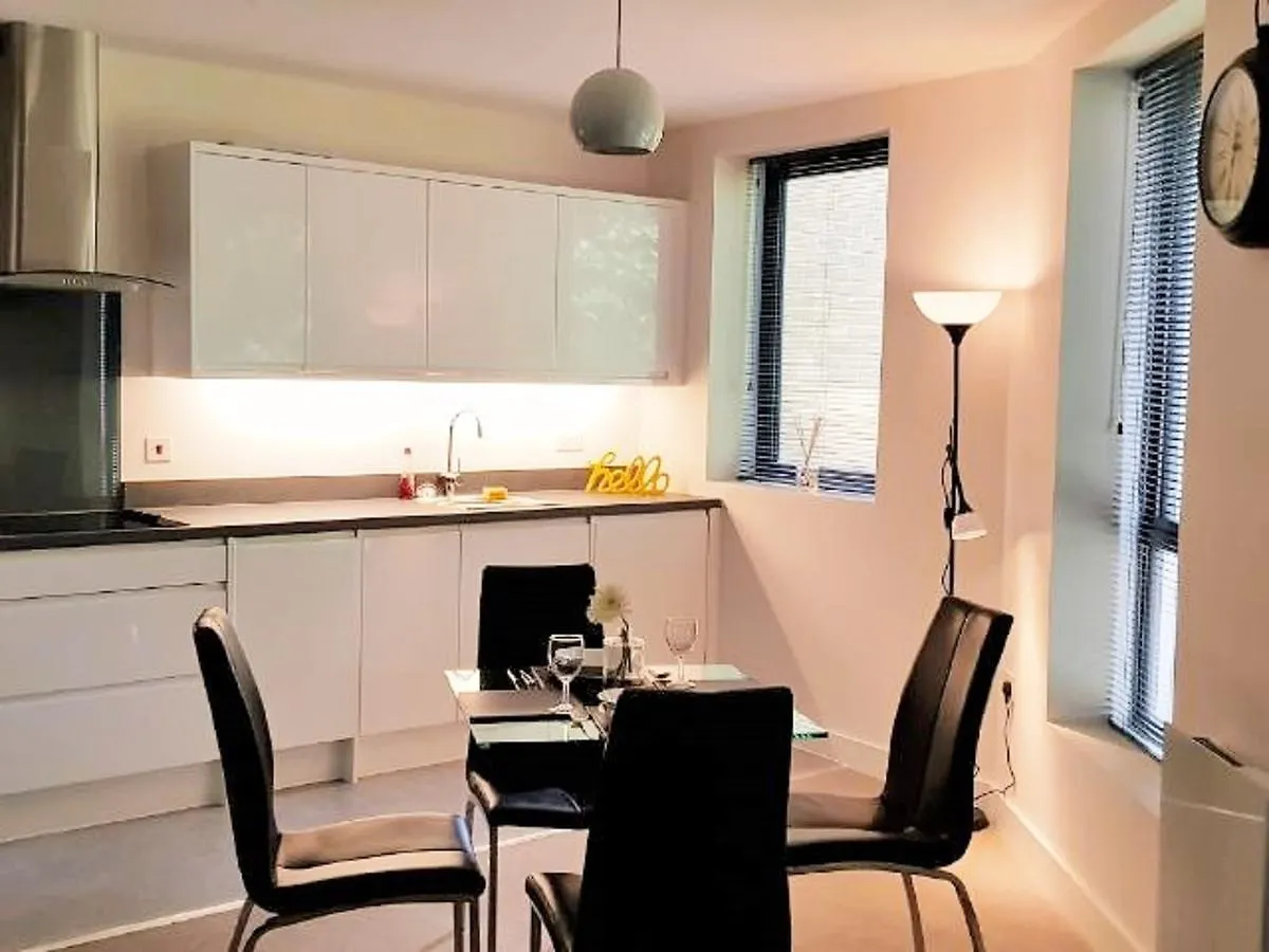 The Famous Apartments By Servicedlets Cheltenham