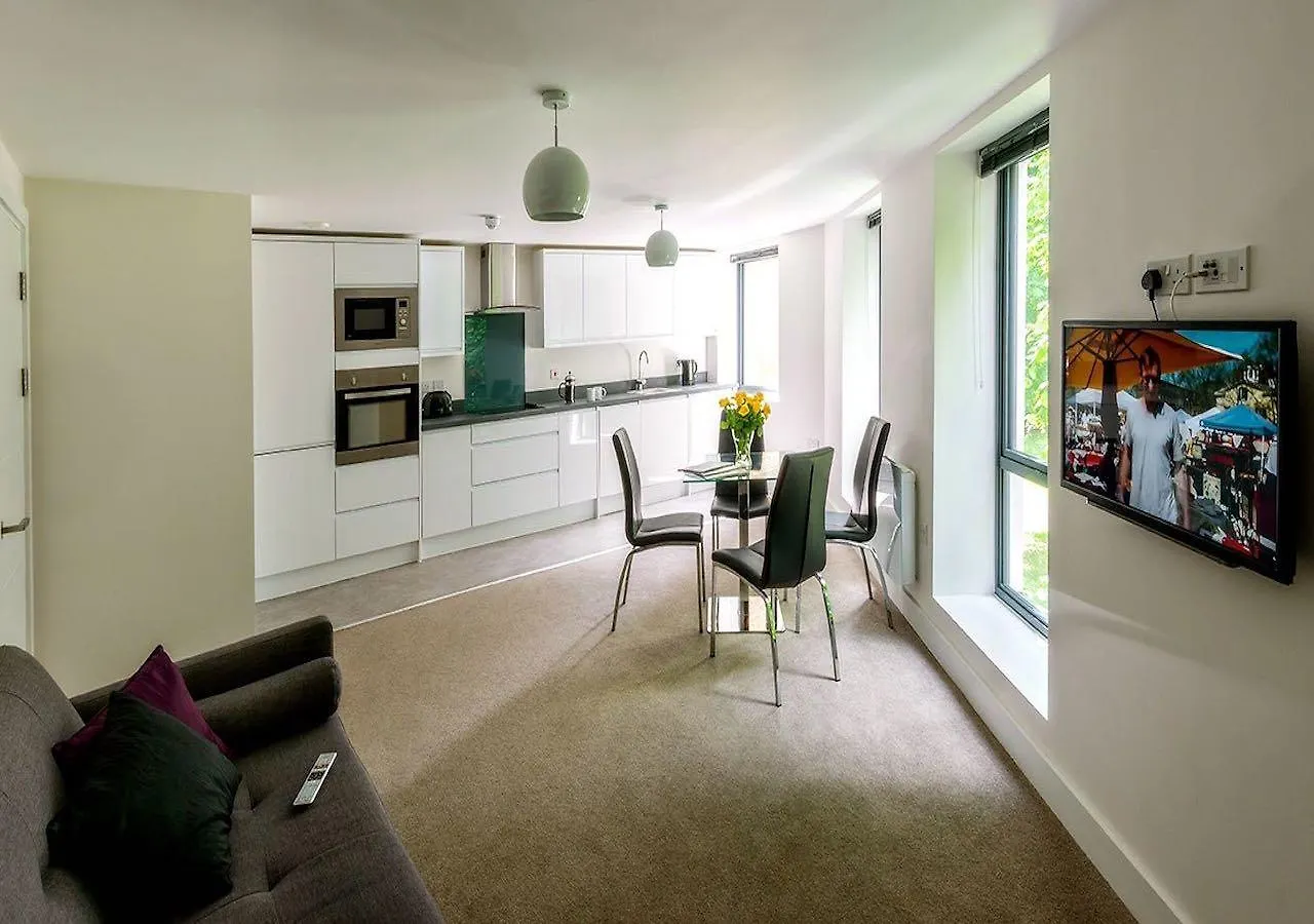 The Famous Apartments By Servicedlets Cheltenham