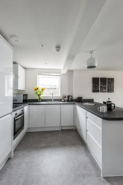 The Famous Apartments By Servicedlets Cheltenham